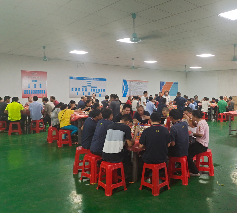 廣州伊伊人成亚洲综合人网辦（bàn）公家具有（yǒu）限公司-中（zhōng）秋聚餐.jpg